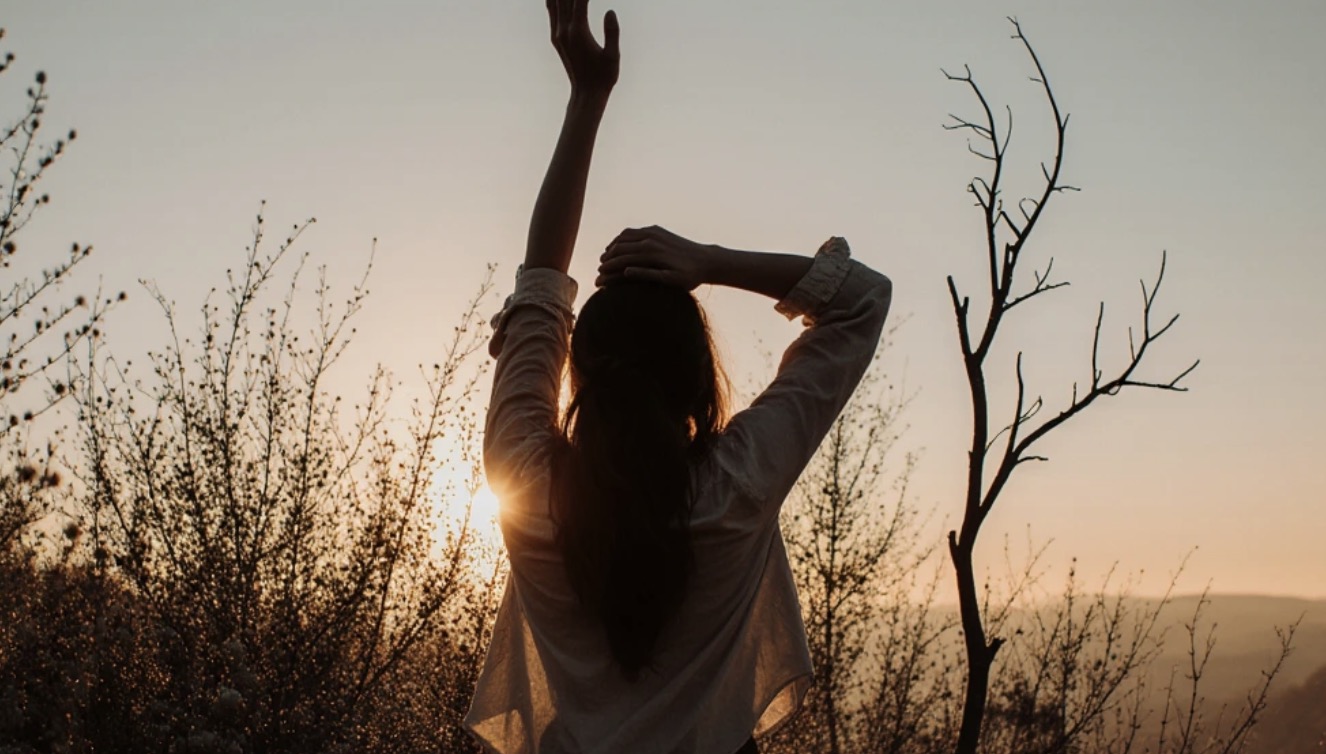 Kiedy życie z mężem stało się zupełnie nie do zniesienia, zdecydowałam, iż nie będę już dłużej czekać. Postanowiłam odejść. Po prostu spakowałam walizkę i wyszłam z domu. Przyznam się szczerze – wcale nie chciałam się rozwodzić. Na początku miałam nadzieję, iż mąż zacznie błagać, żebym wróciła. Dzwonił, pytał gdzie jestem i dlaczego odeszłam, ale nic poza tym. Czas mijał, a nikt nie poprosił mnie o powrót. Aż w końcu zobaczyłam dokumenty rozwodowe…