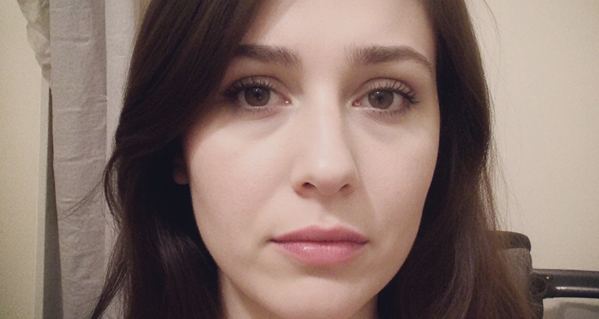 Ostatnio dowiedziałam się, iż mój mąż po kryjomu daje pieniądze moim rodzicom. Od razu zaczęłam go prosić, żeby tego nie robił, bo dobrze wie, jakie mam relacje z ojcem i matką. A on mi odpowiedział, iż kocha swoich rodziców, zawsze im pomaga i daje pieniądze, a skoro moi rodzice stali się teraz również jego, to i im powinien pomagać – inaczej nie pozwala mu sumienie. Powiedział, iż w przyszłym miesiącu znowu im coś zaniesie. Jestem już tak zdesperowana, iż myślę choćby o rozwodzie, bo on w ogóle mnie nie słucha