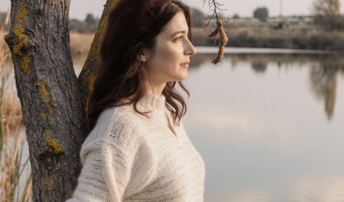 Kiedy wychodziłam za mąż, moja mama nie znosiła mojego narzeczonego: – Gdzie ty go znalazłaś? Pierwszego lepszego spotkałaś na ulicy? A po latach ten sam zięć stał się jej ulubieńcem. Tylko do niego mówi teraz z uśmiechem: – Jak to się stało, iż ożeniłeś się z moją leniwą córką? Moja starsza siostra po ślubie od razu wyjechała z mężem daleko. Kiedy urodziła córeczkę, mama wciąż powtarzała, jak to żałuje, iż córka nie mieszka blisko – bo przecież opiekowałaby się wnuczką. Ale gdy siostra przyjechała w odwiedziny, mama pobawiła się z małą pół dnia, a potem uciekła na działkę, bo „ziemniaki trzeba okopać”