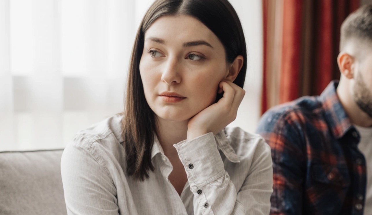 Jestem mężatką od trzech lat. Niedawno odziedziczyłam po dziadku kawalerkę w centrum miasta. Ponieważ nie mamy własnego mieszkania, mój mąż zaproponował, żeby sprzedać to lokum i włożyć pieniądze w zakup wspólnego mieszkania. Moi rodzice uważają jednak, iż nie powinnam się spieszyć i iż jeżeli mój mąż chce kupić coś razem, to powinien dołożyć się na równi ze mną. On natomiast twierdzi, iż jestem egoistką, a ostatnio choćby zaczął mówić o rozwodzie
