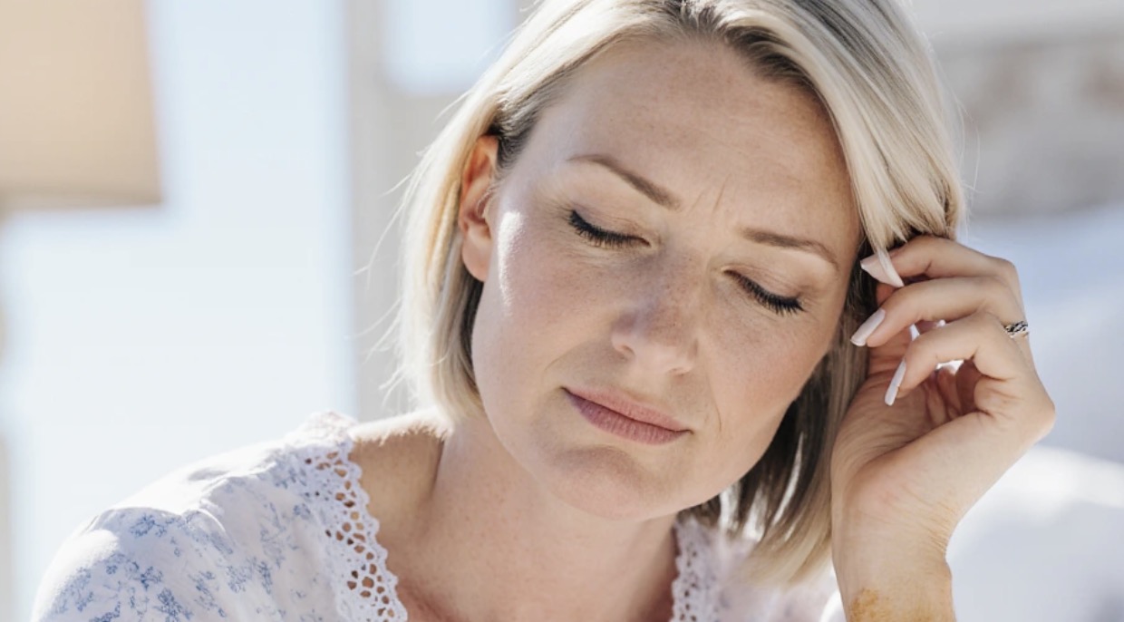 Mój mąż znalazł sobie inną kobietę, ja nigdy go nie szukałam. Syn dorósł i ożenił się. Jak ja pokochałam swoją synową – stała się dla mnie jak własna córka. Pewnego dnia spacerowałam z wnuczkiem i zobaczyłam mojego syna z jakąś dziewczyną. Od razu zrozumiałam, o co chodzi, ale uciekłam. Synowej nic nie powiedziałam, tylko czekałam na powrót syna. Ona sama powiedziała mi wieczorem, iż mąż dziś nie wróci na noc, bo ma zostać w pracy