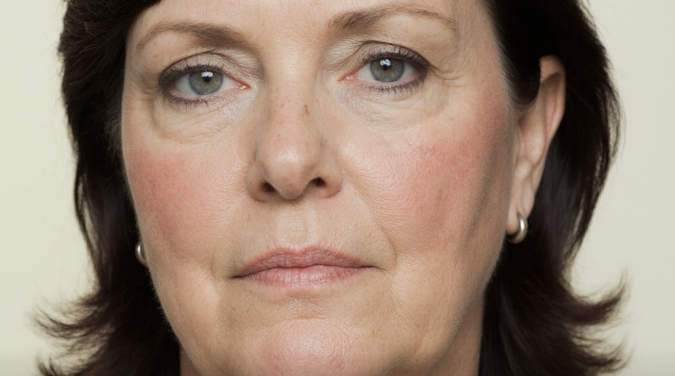 Jakiś czas temu spotkałam swoją dawną koleżankę z klasy – Ewę. Jesteśmy już dorosłymi kobietami i przez ponad 20 lat nie miałyśmy ze sobą kontaktu. Ona wyglądała dużo młodziej ode mnie. Zaczęła opowiadać, iż świetnie jej się wiedzie: ma bogatego męża, który prowadzi własny biznes, dwie piękne córki kończą studia, bardzo ją kochają i wspierają. A ja spuściłam głowę i zaczęłam opowiadać o swoim życiu: mój mąż Piotr od dawna nie pracuje, dzieci uczą się kiepsko, nie słuchają mnie wcale, a ja sama ciągnę cały dom, pracuję na kilka etatów i jest mi naprawdę ciężko