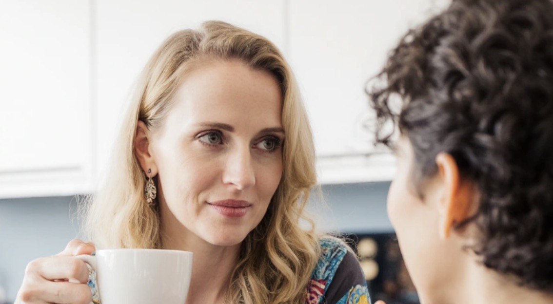 Pewnego wieczoru przyszła do mnie moja najbliższa przyjaciółka. Mąż był wtedy w delegacji, więc jak zwykle usiadłyśmy w kuchni przy herbacie. Od razu wydała mi się dziwna, jakby nieobecna. Irena była zupełnie nie sobą. Poczułam, iż coś jest nie tak, i zaczęłam dopytywać. Długo nie mogła się odważyć, ale w końcu opowiedziała mi powód swojego zachowania. Gdybym wiedziała, jak skończy się ta spowiedź, może nigdy bym nie pytała…