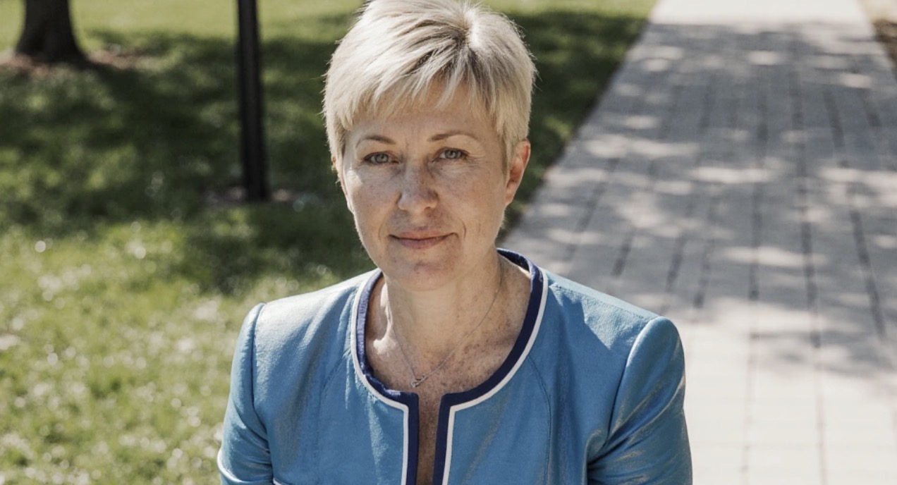 Tego lata mój mąż zaczął jeździć do „kolegów” na działkę, czasem choćby z noclegiem. Mówił, iż pomaga w budowie, a mnie ze sobą nie brał – bo to, jak twierdził, „czysto męska ekipa, kobiety tam nie pasują”. Dopiero później dowiedziałam się prawdy – on jeździł do innej kobiety. W końcu sam mi się przyznał na początku jesieni, kiedy postanowił odejść. I jak ja mam żyć bez niego w wieku pięćdziesięciu lat – naprawdę nie wiem