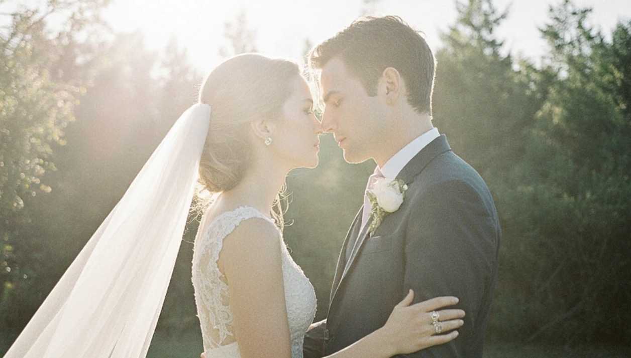 Jak ja nie lubiłam zięcia, ale siedziałam cicho, bo na każdym kroku starał się mi przypodobać. Zrobiliśmy im huczne wesele, takie z pompą. A po pół roku on oznajmił, iż Niny ma już dosyć i odchodzi do innej kobiety. Rzeczy jednak nie spakował, jakby zostawił sobie furtkę na powrót. I wtedy popełniłam wielki błąd, którego dziś ogromnie żałuję – wtrąciłam się w życie rodzinne mojej córki