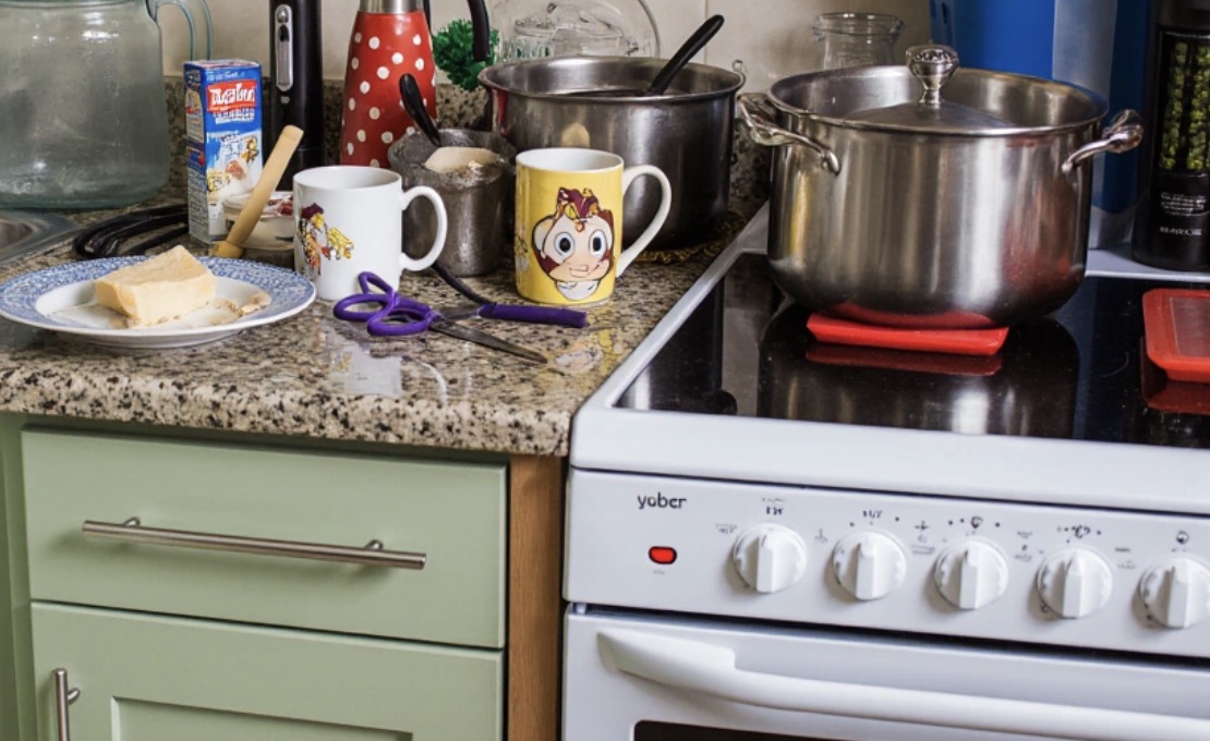 Moja synowa nie przepada za porządkiem. Wczoraj wieczorem gotowała sobie pierogi na kuchence. Zostawiła garnek i poszła do pokoju. Słyszę – woda kipi, cała kuchenka zalana tłuszczem z pierogów. A dziś rano patrzę – wszystko zaschnięte. Mam wrażenie, iż jej nikt nigdy nie nauczył sprzątania. Pół godziny walczyłam, żeby domyć płytę, przez to spóźniłam się do pracy