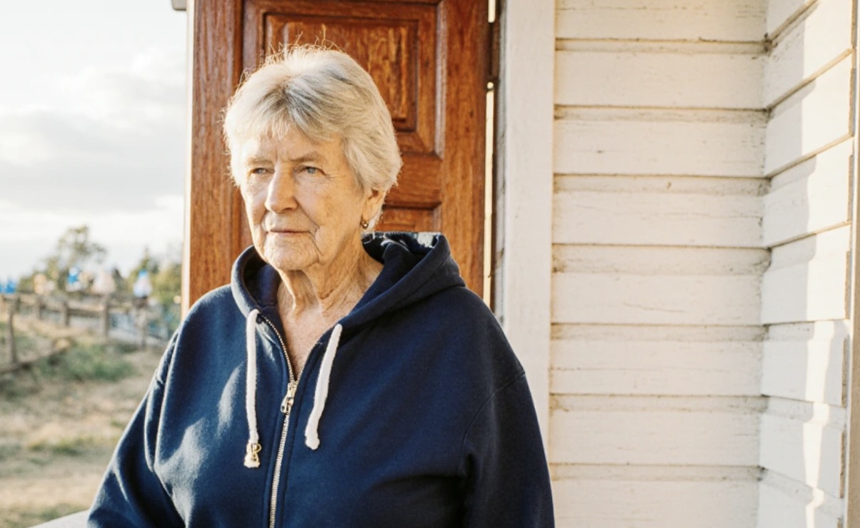 Nasze dorosłe dzieci całkowicie zerwały z nami kontakt. Powiedziały wprost, iż skoro w dzieciństwie poświęcaliśmy im za mało czasu, to teraz one również nie chcą nas znać. A przecież mój mąż pracował na dwóch etatach, żeby utrzymać rodzinę, a ja sama nie mogłam wszystkiego ogarnąć w domu, bo też miałam pracę. Rodzice nam nie pomagali, radziliśmy sobie sami