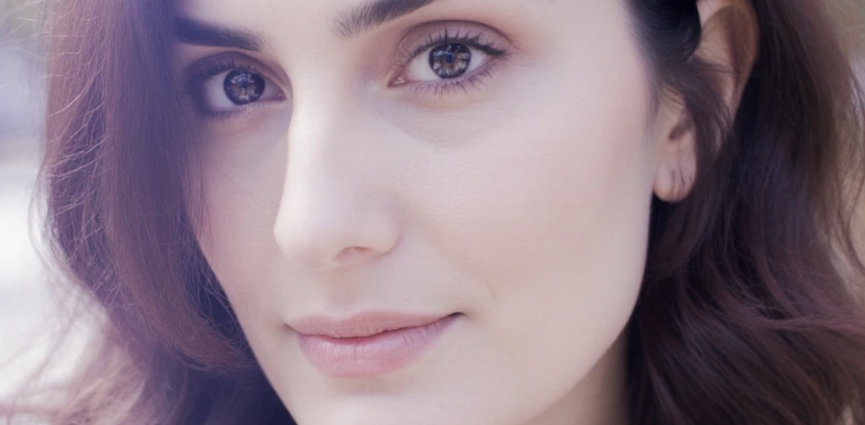 Trzydzieści lat temu mój ojciec odszedł od nas. Zrobił to w sposób podły – wywiózł z domu prawie wszystkie rzeczy i nie zostawił choćby adresu. A teraz wrócił do mojego życia… i okazał się wcale nie takim złym człowiekiem, jakim go zawsze widziałam oczami mamy. Ale moja mama i siostra są absolutnie przeciwne, żebym miała z nim jakikolwiek kontakt