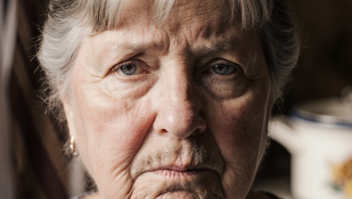 Teściowa często pomagała synowi i synowej, bo wiedziała, iż żyją skromnie. Oddała im swoje stare, ale porządne meble — szafę, dwie szafki nocne, kanapę i kącik kuchenny. Pomogła też kupić najpotrzebniejsze sprzęty: lodówkę i pralkę. Na urodziny zawsze dawała im coś ładnego, przywoziła warzywa, owoce, sery, śmietanę, a czasem choćby mięso z wioski. Pewnego dnia zadzwoniła jednak do synowej: – Teresko, a czemu twoja mama wam nie pomaga? Przecież mieszka tak blisko. Ja już naprawdę nie daję rady, zrozum mnie, dziecko. Na to Tereska chłodno odpowiedziała: – To nie pani sprawa, czemu moja mama nie pomaga i dlaczego nie chce. Proszę pilnować własnych spraw i nie liczyć cudzych pieniędzy