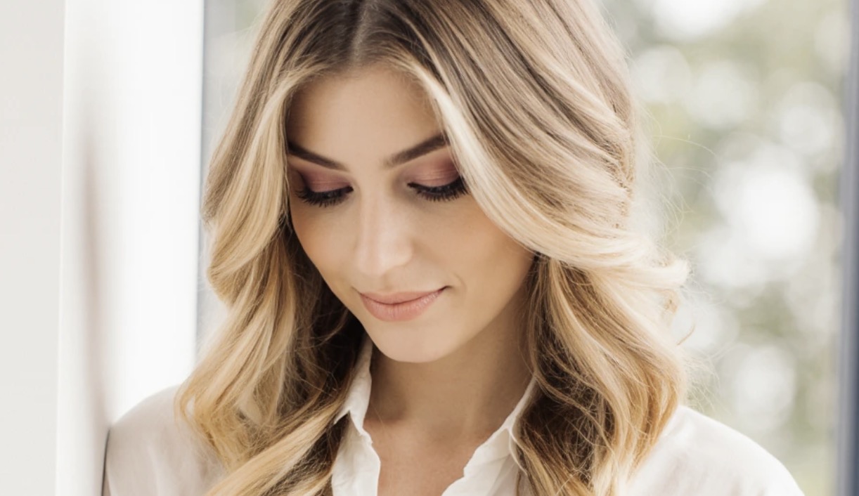 W sobotę Anna wróciła z pracy do domu i usiadła z rodzicami na kanapie, żeby razem pooglądać telewizję. W wieku czterdziestu lat mogłaby spokojnie pomyśleć o sobie, o swoim życiu, ale rodzice od lat powtarzają jej, iż skoro ma dziecko, to o sobie powinna zapomnieć