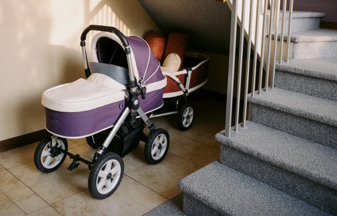 Pewnego dnia przyszła do mnie teściowa. Pukała, dzwoniła, dobre pięć minut – ale nie otworzyłam drzwi. Wiedziała oczywiście, iż jestem w domu. Widziała wózek na korytarzu. Bardzo się obraziła. Poskarżyła się mężowi. A ja uważam, iż miałam rację w tej sytuacji. Bo czy prawdziwa matka mogłaby się tak zachować?