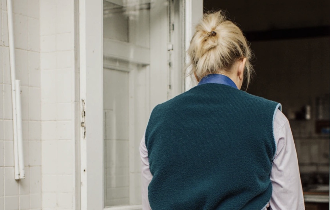 Katarzyna ma prawie sześćdziesiąt lat, a mimo to wciąż haruje jak mrówka — sprząta biura rano, potem biegnie do drugiej pracy. W tym czasie jej dorosłe dzieci siedzą w domu, czekając, aż mama przyniesie chleb. Wszyscy znajomi powtarzają jej, iż powinna wreszcie pomyśleć o sobie. Ale na próżno — Katarzyna żyje tylko dla swoich dzieci