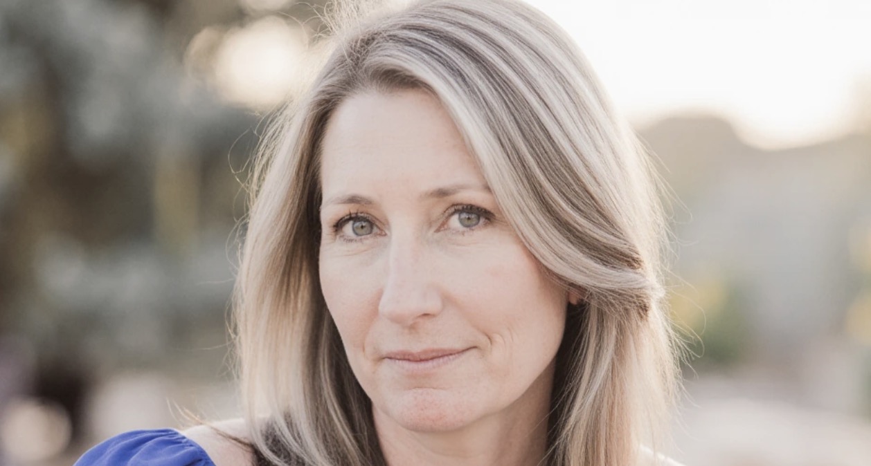 Przez dwanaście lat małżeństwa ani razu nie miałam najmniejszych wątpliwości co do wierności mojego męża. Ufność była dla mnie czymś oczywistym. Aż pewnego dnia dowiedziałam się, iż mój Marek wcale nie wyjeżdża „w delegacje”, jak mówił, tylko spędza ten czas z inną kobietą. Kiedy pojechałam pod wskazany adres i zapukałam do drzwi, to właśnie on mi otworzył. Nie zaprzeczał, nie udawał zaskoczonego. Spokojnie zaprosił mnie do środka, posadził przy stole. Nigdy bym nie pomyślała, iż mogę polubić kobietę, z którą zdradzał mnie mój własny mąż