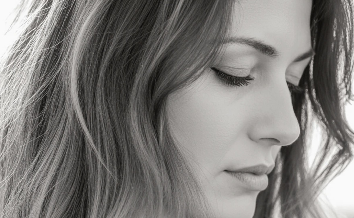 Pewnego wieczoru, wracając do domu, Magda nie kłóciła się ze swoim mężem, jak robiła to ostatnio niemal codziennie. W ciszy spakowała swoje najpotrzebniejsze rzeczy i wyszła — do innego mężczyzny. Nie zrobiła tego bez powodu, a ludzie w miasteczku dobrze wiedzieli, dlaczego