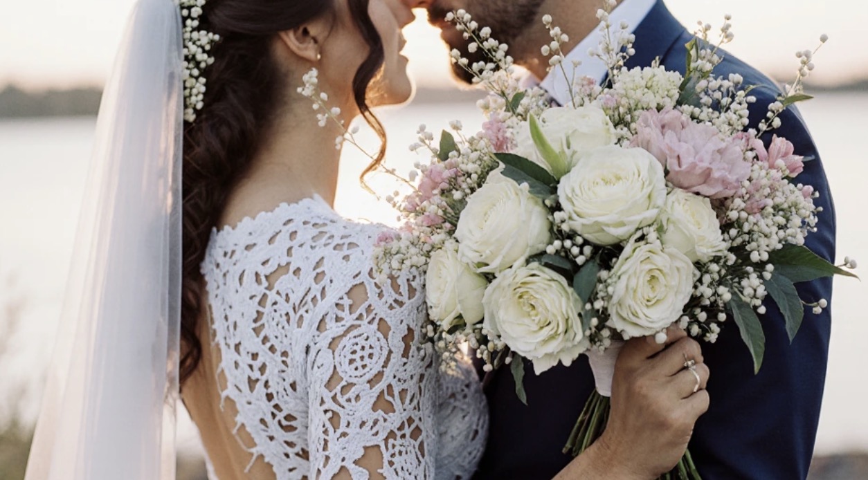 Przed ślubem naszej córki mój mąż zaskoczył mnie jak grom z jasnego nieba i powiedział, iż odchodzi do innej kobiety. Dodał jednak, iż zrobi to dopiero po weselu – „żeby ludziom w oczy patrzeć mogłaś”, jak to ujął. Mam czterdzieści osiem lat i dziś już sama nie wiem, jak dalej żyć. Czego tym mężczyznom adekwatnie trzeba?