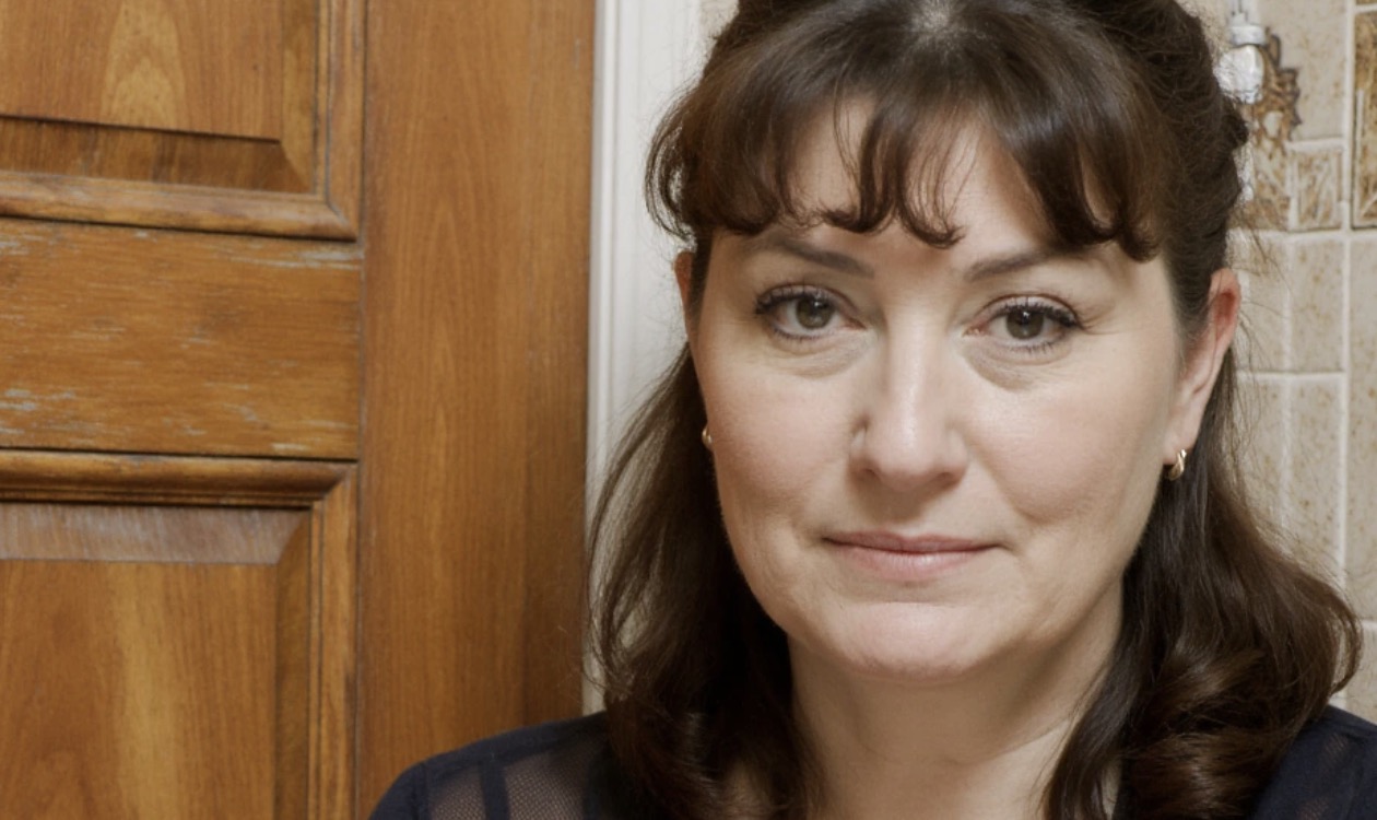 Kiedy starszy syn się ożenił, babcia oddała mu swoje jednopokojowe mieszkanie, a sama przeprowadziła się do mnie – do mojego dwupokojowego. Na początku wszyscy byli zadowoleni: starszy miał swoje gniazdko, młodszy został ze mną, babci było raźniej. Ale z czasem wszystko się skomplikowało. Teraz starszy syn z rodziną chce się wprowadzić z powrotem do naszego mieszkania, bo „ciasno im”, a młodszy jest kategorycznie przeciw. I tak brat z bratem przestali ze sobą rozmawiać, a ja stałam się tą „winną”, która nikomu nie potrafi dogodzić.