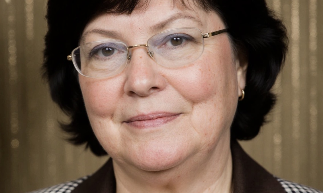 Na sześćdziesiątych urodzinach mojej mamy jej znajomy wstał, by wznieść toast – i oświadczył się jej. Byłam w szoku. Jestem przeciwna temu małżeństwu, bo mam dwoje dzieci i pomoc mamy jest mi bardzo potrzebna. Przez miesiąc w ogóle ze sobą nie rozmawiałyśmy, a tydzień temu mama zadzwoniła i spokojnym głosem powiedziała, iż wyszła za mąż