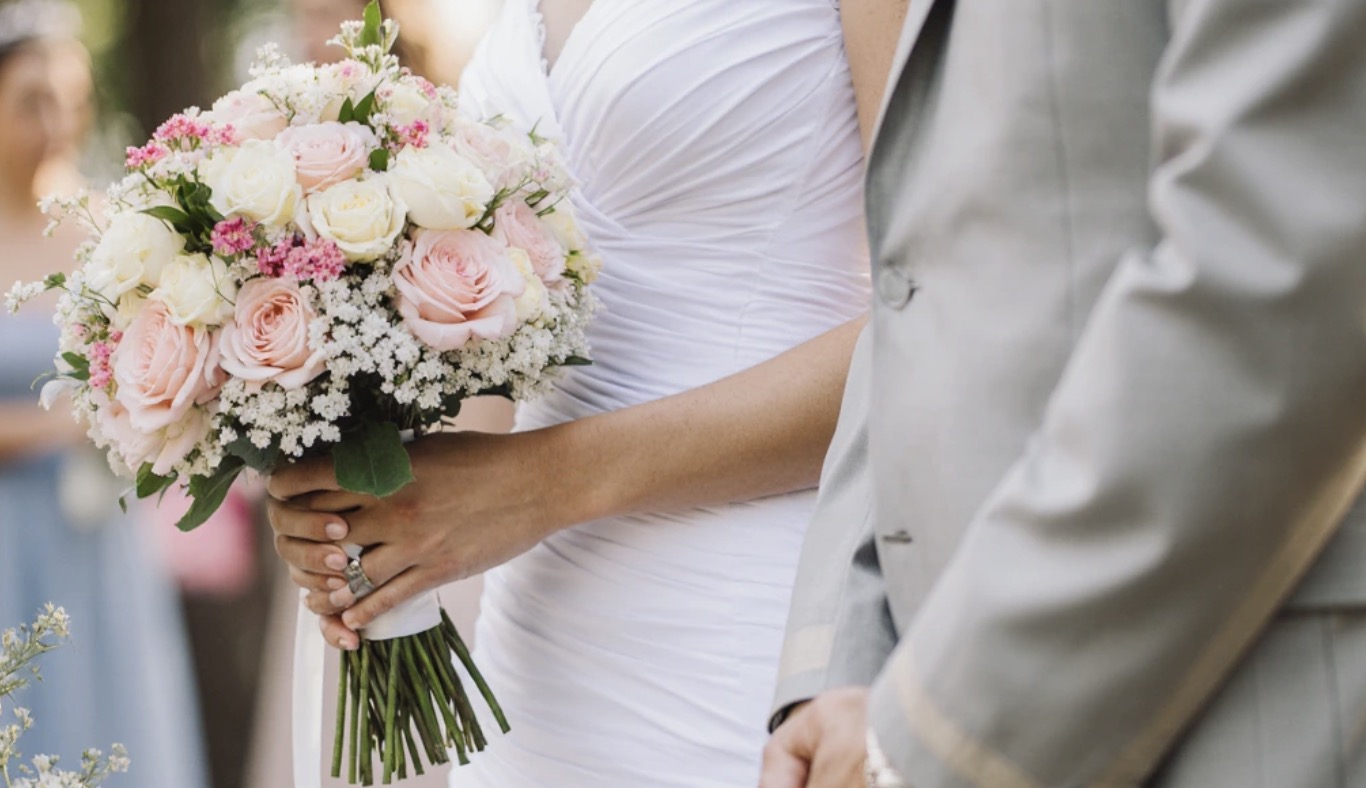 Tuż przed ślubem Marcin dowiedział się o wszystkim i zaczął mnie oskarżać. Powiedział, iż to skandal — jak mogło dojść do czegoś takiego. „To przecież wnuk twoich rodziców, twój własny siostrzeniec!” – wyrzucał mi. Moja siostra urodziła dziecko i oddała je do domu dziecka, a Marcin stwierdził, iż z taką rodziną jak moja nie chce mieć nic wspólnego