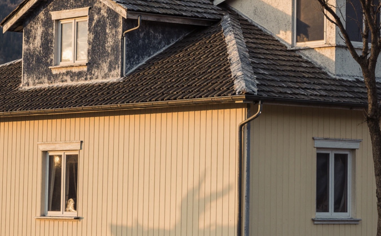 Dwa dni temu mąż oznajmił mi, iż chce zabrać swoją mamę do nas „na stałe”, bo podobno samej jej ciężko prowadzić dom. Jestem przeciwna — teściowa ma dopiero 65 lat. Połowa kobiet na wsi, starszych od niej, radzi sobie świetnie, a ona nagle już nie potrafi. Zaproponowałam inne rozwiązanie: żeby teściowa zamieszkała sama, ale bez gospodarstwa i ogródka, a my będziemy jej wszystko opłacać i dowozić. Mąż nie zgodził się, twierdzi, iż będzie spokojniejszy, gdy mama zamieszka z nami