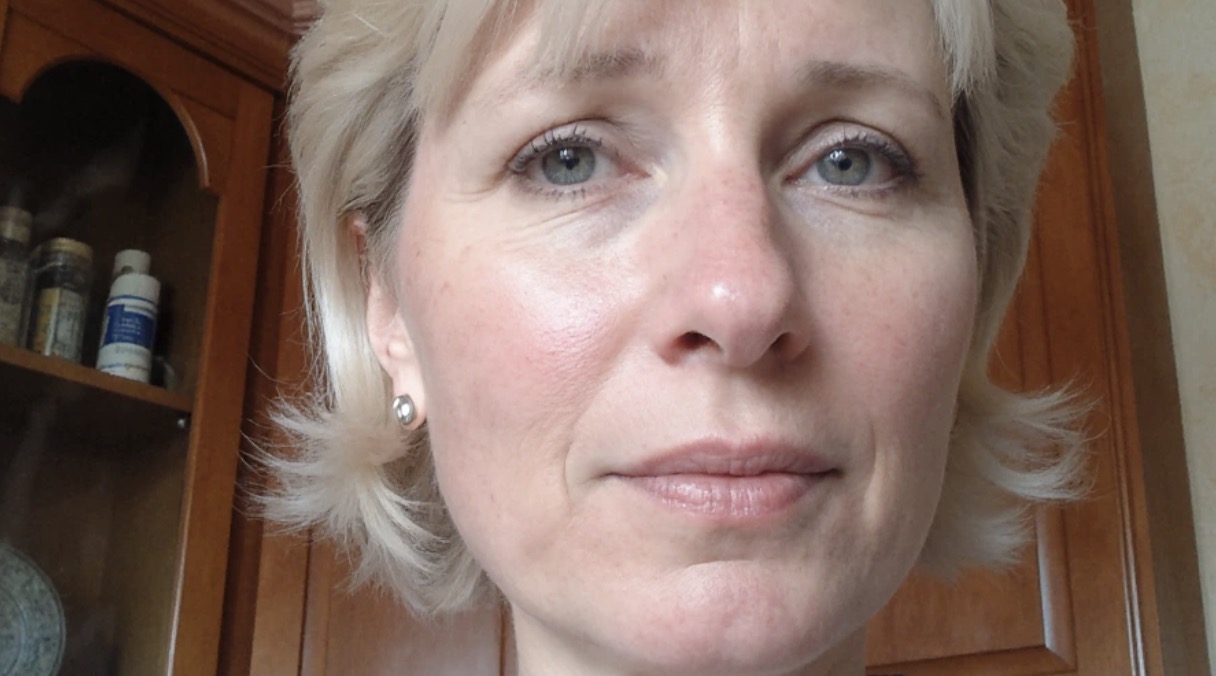 Anna i Paweł byli małżeństwem od siedmiu lat, choć on od początku nie bardzo chciał się żenić. Cała rodzina błagała Anię, żeby tego nie robiła. Rodzice mówili, iż jeżeli urodzi dziecko, to sami pomogą, iż nie potrzebuje ślubu, żeby być szczęśliwa. Ale ślub się odbył. A dziś, po tylu latach, Anna składa pozew o rozwód — mimo iż ma dobrego, spokojnego męża. choćby jej mama prosiła, żeby dała Pawłowi jeszcze jedną szansę. Ale Anna mówi, iż ze słodyczy tego małżeństwa zostało tylko mdłe zmęczenie, którego nikt nie zrozumie