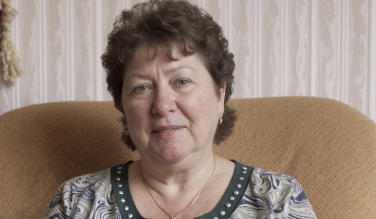 Po ślubie mojego młodszego syna, już następnego dnia zadzwoniła do mnie starsza synowa i powiedziała tyle przykrych rzeczy, iż do dziś nie możemy z mężem dojść do siebie. Wyrzuciła nam, iż kiedyś niczego nie daliśmy ich rodzinie, iż przez nas ich dzieci wychowywały się bez ojca, bo on musiał jeździć za granicę, by zarobić na mieszkanie. A młodszemu — jak to określiła — wszystko podaliśmy na złotej tacy. Powiedziała, iż tak nie wolno różnicować dzieci, i iż jeżeli już, powinniśmy przepisać na nich nasze mieszkanie. Nie „kiedyś”, nie „później”, tylko od razu