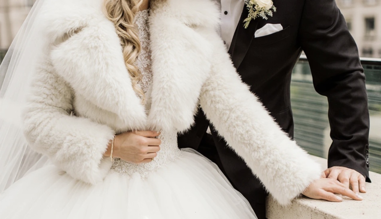 Suknię ślubną dla Weroniki kupiła macocha, ale na samo wesele dziewczyna zaprosiła wyłącznie swoją biologiczną mamę. Macosze, która praktycznie ją wychowała i pomagała jej we wszystkim, powiedziała, żeby nie przychodziła. A potem Weronika przypomniała sobie, iż wciąż jest zameldowana w mieszkaniu macochy — ale jej ojciec bardzo gwałtownie postawił sprawę jasno