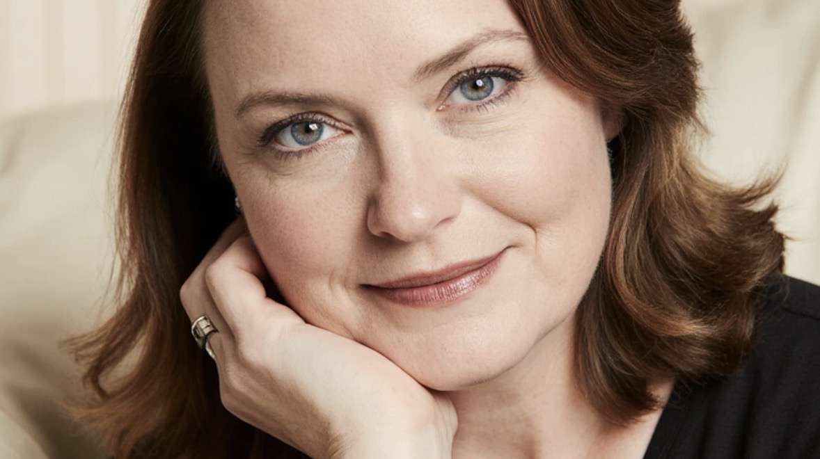 Wyszłam za mąż w wieku trzydziestu dziewięciu lat. Do tego czasu miałam już dobrą pracę, wysokie stanowisko i niezależność finansową. Kiedy urodziło się nasze dziecko, od razu wróciłam do pracy. Nie brałam urlopu macierzyńskiego — zatrudniłam nianię i dobrze jej płaciłam. Ale mój mąż powiedział, iż na razie zostanie w domu, żeby „dopilnować”, czy niania dobrze zajmuje się małą. Miało to potrwać kilka tygodni, a trwało… prawie rok