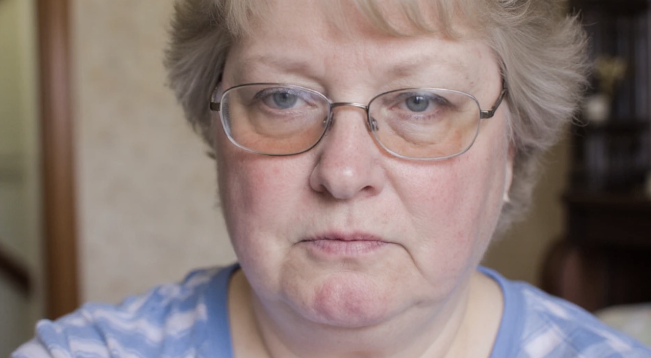 Mieszkanie z trójką dzieci w moim dwupokojowym lokum było bardzo trudne, dlatego zdecydowałam się kupić córce i zięciowi własne mieszkanie. Dobrze zarabiałam, więc kredyt wzięłam na siebie. Znając charakter córki, postanowiłam zapisać mieszkanie na zięcia. Ten krok od samego początku bardzo jej się nie spodobał. Jak się później okazało, intuicja mnie nie zawiodła — po dziesięciu latach małżeństwa córka odeszła od męża, twierdząc, iż zakochała się w innym