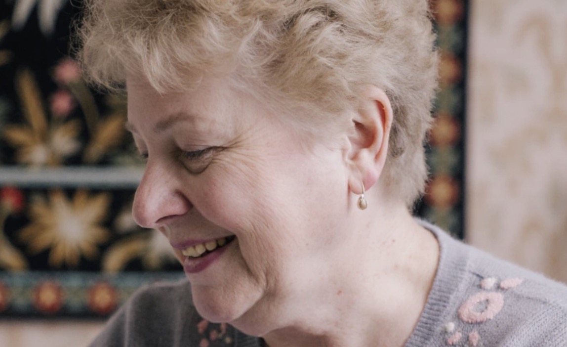 Dla córki i zięcia byłam „w porządku”, dopóki przychodziłam do nich, sprzątałam, gotowałam obiady i zajmowałam się wnuczką. A potem zaproponowałam zięciowi, żeby w końcu wzięli się za remont, bo mieszkanie mają przecież z rynku wtórnego. I chyba od tego momentu wszystko zaczęło się psuć. Zięć stwierdził, iż za dużo rządzę i wtrącam się w nie swoje sprawy. A to był dopiero początek