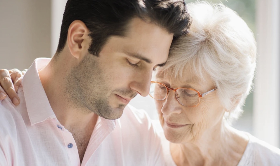 Niedawno wreszcie wydarzyło się coś, na co czekałam: syn oznajmił, iż chce się ożenić i przyprowadzi do domu swoją przyszłą narzeczoną. Nasze spotkanie mocno mnie jednak rozczarowało. Okazało się, iż wybranka mojego syna jest po rozwodzie i ma dziecko z pierwszego małżeństwa. Dla niego to żaden problem — mówi, iż jest gotów wychowywać nie swoje dziecko