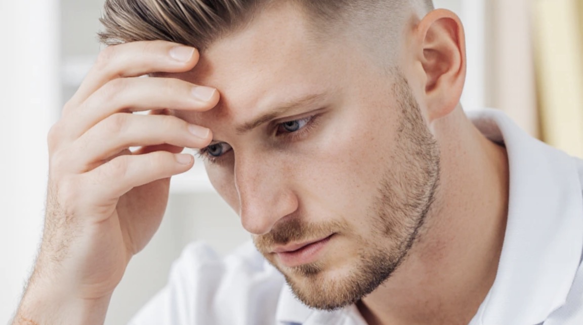 Pewnego razu teść stwierdził, iż skoro jestem jedynakiem, to moja mama ma obowiązek pomagać nam we wszystkim, bo przecież na starość to my będziemy się nią opiekować, a oni mają jeszcze młodszą córkę. A kiedy moja mama przychodzi do nas w odwiedziny, Larysa uważa, iż powinna koniecznie przynieść torbę zakupów, a najlepiej jeszcze zostawić trochę pieniędzy, bo przecież „mamy małe dziecko”. A ja wcale nie uważam, iż moja mama jest nam coś winna – jesteśmy przecież już dorośli