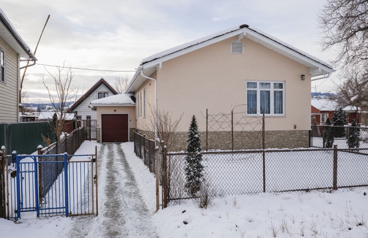 Synowa namawia mojego syna, żeby wziął kredyt na kawalerkę. A mnie ich po prostu żal. Tłumaczę dzieciom, iż z mężem mamy duży dom, jesteśmy już w podeszłym wieku i potrzebujemy pomocy. Proponuję, żeby zamieszkali z nami — przecież dom i tak po nas przypadnie synowi, więc po co przez długie lata spłacać kredyt. Ale Walentyna jest przekonana, iż tak będzie lepiej dla wszystkich i bardzo chce żyć „na swoim”, całkowicie samodzielnie